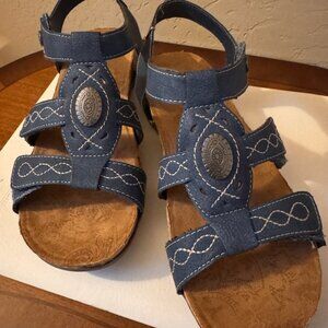 Ladies size 9 Beartraps Sandals